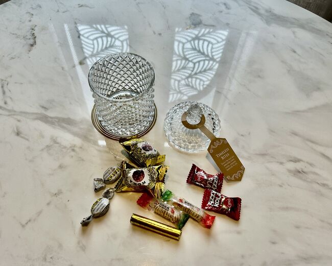 ウェルカムスイーツ！<br /> こんな感じの綺麗な瓶に入っていました。<br />中身はマレーシアの駄菓子。