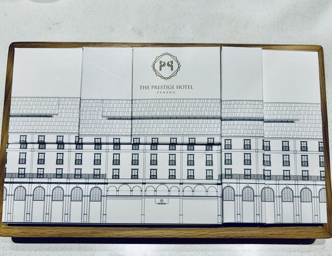 アメニティのボックス、全部きっちりトレーに入れたら、ホテルの外観のデザインに！可愛い！