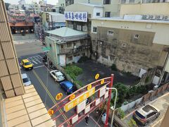 朝になって窓からの景色を確認。左手に観音寺が見えます。
ホテルの正面は更地と駐車場。