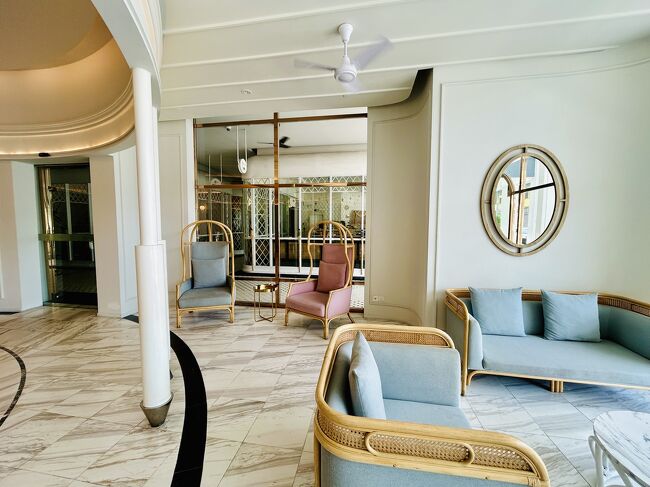 ロビーはどこもかしこもレトロでデザインが美しい！<br />パステルカラーのソファーは、マカロンのような可愛いらしい雰囲気。