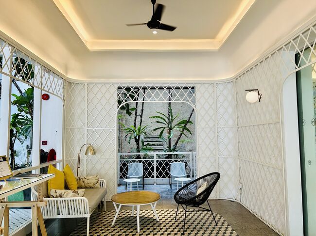 ロビーとはまた打って変わって、イエローやグリーンなどちょっと南国風の配色でまとめられています。<br /> ベースは薄いベージュなので、軽やか。