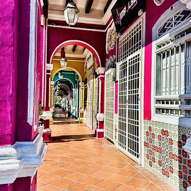 目的地Jalan Kek Chuanに着きました。<br />これこれ！この色鮮やかなプラナカン風の建物が見たかったので、歩いて来ました。長い廊下もカラフルで塗り絵みたい。<br />ここにいると、不思議な世界に迷い込んだような感じ。