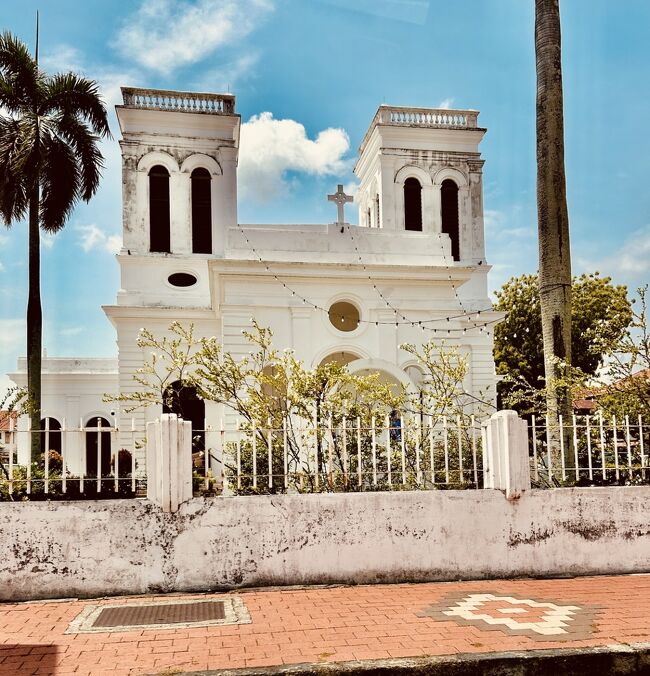 その後、まずGrabで最初の目的地、マレーシア北部で最古の大聖堂 ローマカトリック大聖堂へ。<br />6分もしないうちに着きました。<br />入口正面に二つの塔を備えた美しい建物。<br />200年以上の歴史がある教会。<br /><br />ジョージタウンは小さな街なので歩ける距離ですが、暑いのでGrabをよく使います。数百円なので、タクシーよりも断然安い。目的地名までアプリに入力してからGrabを呼ぶので、説明の必要もなく、間違いもありません。車も綺麗でした。