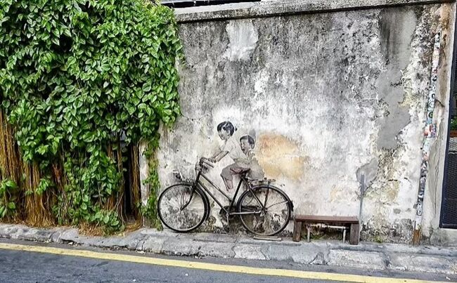 発見！ペナンで1番有名なストリートアート！<br />街のあちらこちらにストリートアートがあり、マップを片手にあれこれを探すのがブームになっているようです。<br />その中でも、もっとも有名な「自転車に乗る子供」