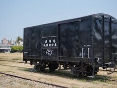 路面電車の駅の向こうにレトロな車両が見えたのでふらふらと引き寄せられる。
いくつかの鉄道車両とアートのオブジェがあった。
子供たちが凧揚げをしていたりと自由な広場だ。日曜日だからね。