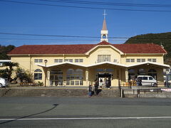 そして道路を挟んだ反対側にはJR三角線の三角駅。