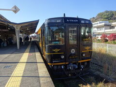 特急「A列車で行こう」
三角線を熊本から三角までを結ぶ観光特急列車。

熊本から天草への観光ルートを形成して、JR九州が運行するDesign & Story列車(D&S列車)と呼ばれる観光列車シリーズのひとつ。

《ジャズの名曲「A列車で行こう」にちなんで名づけられたこの列車の「A」には、2つの意味が込められています。
1つは、「天草 (Amakusa)」の「A」。16世紀から南蛮文化が渡来した天草の地を走る列車として、ヨーロッパをイメージした装飾がちりばめられています。 もう1つは、「大人 (Adult)」の「A」。大人の旅を演出するバーカウンターでワンランク上の旅を体験することができます。》(JR九州公式サイトより)