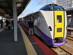 発車時刻の3分前まで車内清掃が行われていましたが、これ、数十年前は40分も前に入線して発車を待っていたけど、現在は清掃している間、寒いホームで待たなければならなくなってしまい、いいんだか悪いんだか。笑