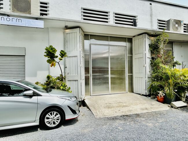 しかし、暑い、暑すぎ！！ちょっと休憩。<br />そういう需要に対応するため、かき氷やアイスなどのカフェがたくさんあります。<br /> ホテルの向かい側にあるNorm Micro Roasteryへ。<br />