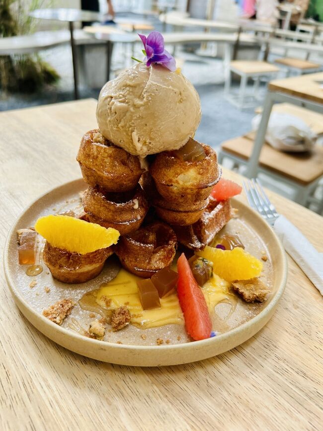 シトラスパッションワッフルを注文。<br />ワッフルがさくさくしていて、アイスクリーム・爽やかな柑橘系のフルーツとの組み合わせも最高でした。<br />合計44リンギット(￥1500)<br /><br />パワーチャージして元気にになったので、また歩こ～と思いました！が……