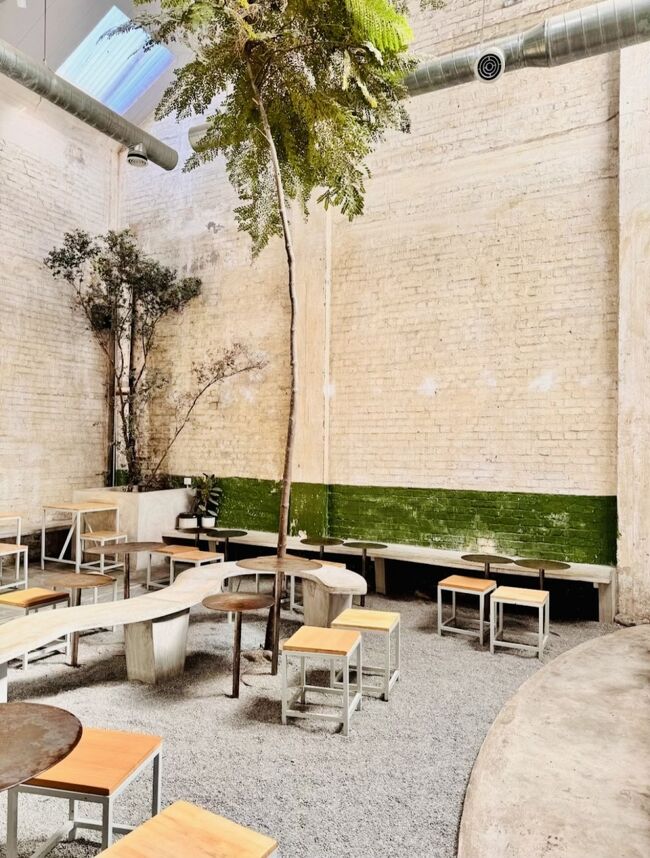 中に入ってびっくり！素敵！<br />店内は明るい吹き抜けもあり、なんともモダンで個性的な造り。