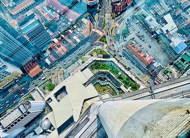 68階にあるシースルーのスカイウォーク。<br />このガラス張りの床の上を歩くのが、意外とエキサイティングで楽しかったです！<br /><br />勇気がある方は最上階の外周を（命綱を装着して）回ることもできますが、自分には無理でした。