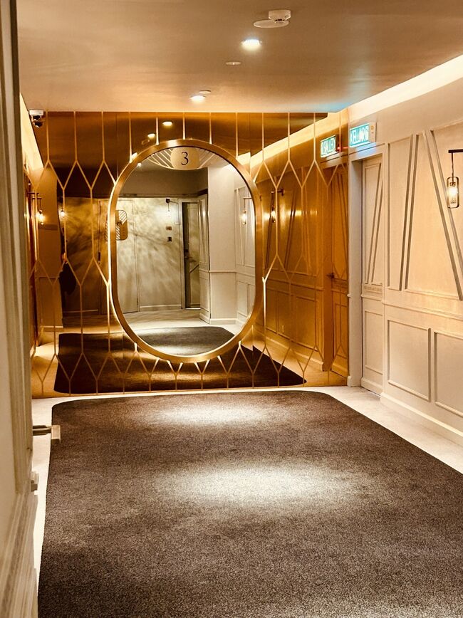 3/22<br />この日はクアラルンプールへの移動日。<br />午前中、無理せず ホテルでのんびり～<br />４階でエレベーターを降り、スロープを登るとその先にジムとプールがありました。