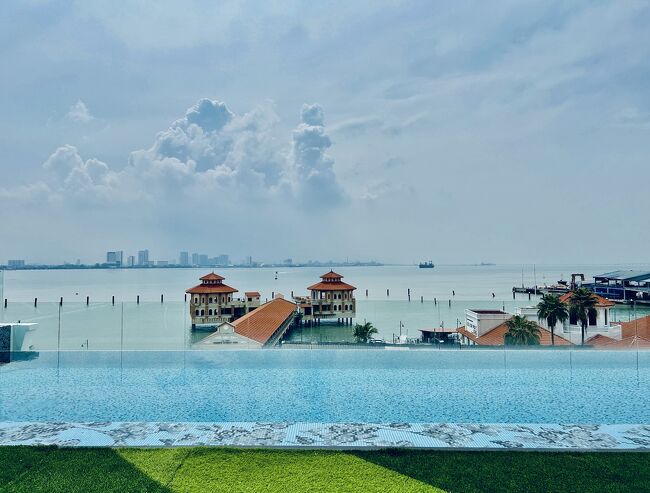  目の前に、とてもとても素敵なプール！！<br />インフィニティプールになっていて、めちゃくちゃ優雅な雰囲気なプールです。<br />小さくこじんまりとしたものですが、デッキチェアやバスタオルもセットされていて、なかなかいい感じ。<br /><br />ほんとに絵になるホテル～～