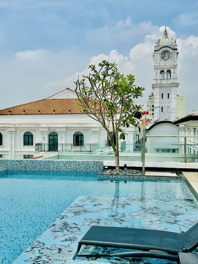 プール側から見た景色。今までに経験したことのない雰囲気のプールで新鮮でした！<br />そんなに大きくないプールですが、この時間帯は空いていて、ゆっくり出来ました。<br /><br />イギリスのビクトリア女王の即位60周年を祝って、建設された時計台もよく見えました。