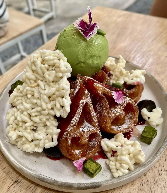 誘惑に負けて、この後更に Kyoto Forest ワッフルを頂きました。<br />後悔のないように食べつくしま～す！<br />合計78リンギット(約￥2600)<br /><br />屋台は安いけど、カフェはそうでもない⁈