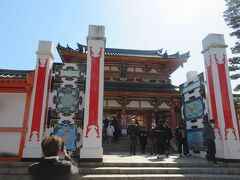 海沿いの道からそれること１０分ほど、耕三寺へ。