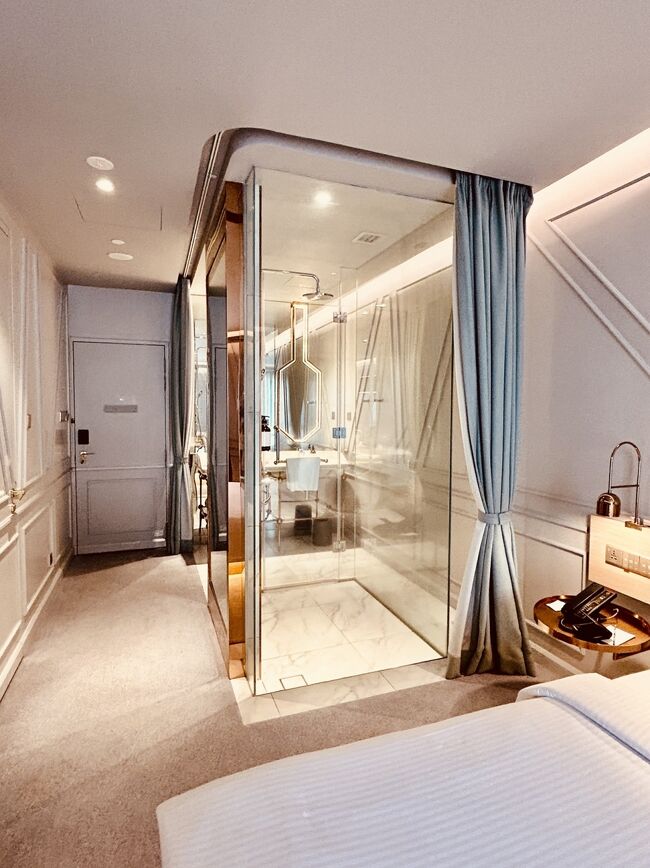 特に素敵なのがこのスケルトンシャワー室。<br />狭さを感じさせないのは、このスケルトンのバスルームも一役買っていると思います！<br /> <br />カーテンがついているので、シャワーを浴びる時は、ちゃんと目隠しできます。