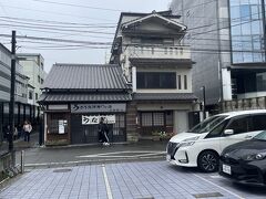 人吉の街に戻り、うなぎのうえむらへ。
殆ど行列はできていませんでしたが、店外のテントで待ちます。