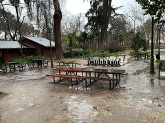 雨のレティ―ロ公園に入りました
テーブルとイスが置かれています