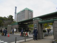 09：00　防衛省正門着。
防衛省見学「市ヶ谷台ツアー」は平日の午前・午後の各１回実施。
なので参加者は殆どがシニアですね。
午後の部は「大本営地下壕跡」の見学（有料700円）が出来るのですが今回は残念ながら午前の部です。

事前予約制で、電話で空きを確認して予約番号を聞き、ネットから参加者情報を入力して申し込み完了となります。