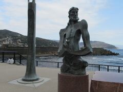 重岡建治製作のウィリアム・アダムズの彫像と、地元船大工と共に造ったサン・ヴェナ・ベンツーラ号の彫刻があります。