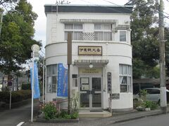 近くの交差点に交番のような観光案内所・伊東観光番が建っています。スタッフがいましたが、昨日親切に教えてくれた伊東ふれあいセンターのスタッフと比べるとがっかりするくらいそっけなかったです。