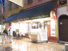 食事が運ばれてくる前に店の前に出て撮影。「ピッコラ イタリア」というお店。フランスなのにイタリア料理？