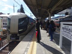 さて、ここからが本日のメイン。
鬼怒川温泉駅から２駅先の新藤原駅に向かう。

本数が少ない区間で、次の電車は特急リバティ。鬼怒川温泉駅からは特急料金不要で乗ることができる。以前は下今市駅から不要だったような気がするけど･･･

３両編成のこの電車、この駅で降りる客も乗る客も多く、この先もすごく混んでいた。