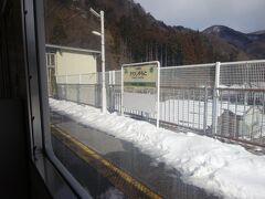 川治湯元駅を通過。温泉郷はこちらの方が近い。

鬼怒川のあたりにはほどんどなかった雪が、だんだん増えてきた。
ここから長ーいトンネルに入る。