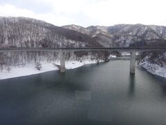 トンネルの中に湯西川温泉駅があって、それを通過してトンネルを抜けると、五十里湖（いかりこ）を渡る。