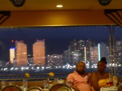 ワイキキビーチの船から見る夜景