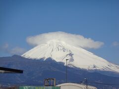 朝に神奈川の自宅を出発し、国道一号線から箱根新道、そして、東駿河環状道路、通称は伊豆縦貫自動車道に進路を向けます。

こうして伊豆半島に行くのが最短かもしれません。

そして最初の目的地で帽子を被った霊峰を拝みます。