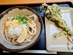 「めりけんや　高松駅前店」。
香川のうどんは小で1玉だと聞いていたので、ぶっかけうどん小と菜の花の天ぷらを頂くことに。
菜の花ってあると頼んじゃう。
大好きな春の味。 
合わせて480円。安。
大根おろしとレモンが爽やかでとても美味しい。
うどんは細目でコシがあって、実際のところうどんなんてどこで食べても一緒でしょうと思っていたが、結構衝撃を受けるほど美味しかった。
来店は朝の8時前だったが、お店は朝から割と混んでおり、でも物がうどんなので回転も速く、行列まではできておらず。
驚いたので、この日のお昼もうどんを食べることにする。