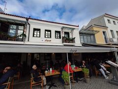 モナスティラキ周辺のここは、観光客向けのレストランがたくさん。
そのうちの一軒でお昼ご飯です。