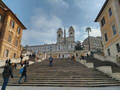 「ローマの休日」ではジェラートを食べているシーンや階段に腰掛けるシーンが出てきますが、どちらも今は禁止されているということでした。