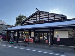 お宿に向かう途中にあった『外町（とまち）史料館たてつ』です。

城跡に近い角館の街の北側は『内町』と呼ばれ、江戸時代は武士の居住区域ですが、街の南側『外町』は寺社地と商人や職人が住む町人地でした。

今回中に入りませんでしたが、史料館の敷地には1899（明治32）年に建てられた商家と江戸末期に建てられた蔵があり、無料で内部を見学できるそうです。