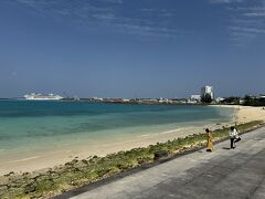 島の駅の近くにあるパイナガマビーチへ
街中にあるビーチです