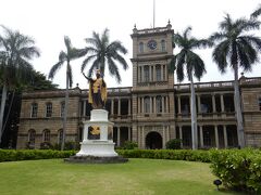 続いて市街地に移動してカメハメハ大王像を見学。
背後の建物はハワイ州の最高裁判所です。