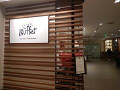 夕食はホテル内のレストラン　the Buffet でいただきました。
