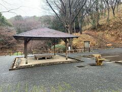 駿河平自然公園の駐車場とトイレがありました。中の方へは、右側に見える階段を登らなければいけないようです。