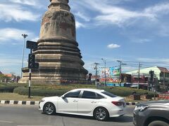 チェディワットサームプルームというパゴダ
次の目的地に行くまでにありました
道路のど真ん中にあるので車に乗ってるときに見る感じになります