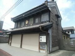 本町通り沿いにある、瓦屋根のいかにも歴史のありそうな商家、新川屋。
説明板によると、弘化３年（１８４６）創業の呉服店です。
押し出しの良い立派な外観は、かつての江戸川沿い物資集散地の繁栄振りを想像させます。
国の登録有形文化財です。

