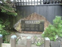 焔魔堂の隣にある「近藤勇陣屋跡」碑。
説明板によると、ここは慶応４年（１８６８）、元新選組局長近藤勇が陣営を敷き、ついに自首した地です。

