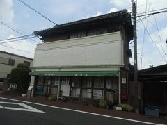 本町通りに戻って、すぐ南にある和菓子屋、清水屋本店。
説明板によると、明治中期に建築されたものです。

