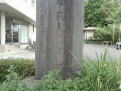 豊鹿島神社から青梅街道を東へ向かうとある蔵敷高札場。
高札場とは、江戸時代、宿場や村の中心など人目につきやすい場所に法度や掟書などを木の板札に記して掲げた場所です。

