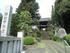 東大和公園の東に隣接する圓乗院。
説明板によると、創建年代は不詳ながら、寺にある歴代塔には賢誉法印（平治元年（１１５９）寂）を始祖という記録があります。

