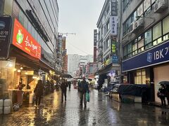 朝ごはん食べてから何も食べてないので
とりあえず近場の南大門市場を物色
赤い看板のお店に入りました