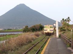 西大山駅に到着、午前6時24分。乗ってきた下りを見送ります。
こうして始発で訪れた気合いがあとから効いてきます。