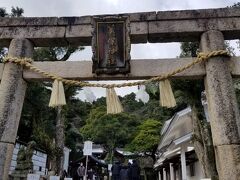 美保神社 二の鳥居。
くぐって本殿にお詣りしたいところですが…

コロナ禍・高齢者連れ・居並ぶ初詣客 etc.
色んな理由を付けて、下からの参拝でお許し願いました(;´д｀)ﾕﾙｼﾃ